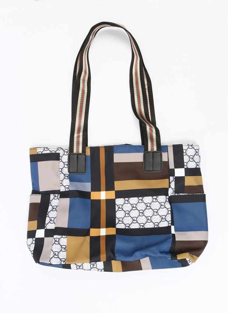 Практичність великих плечових мішків під час подорожі