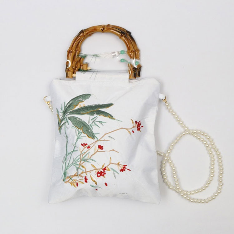 Як доглядати за антикварними атласними сумочками, щоб продовжити своє життя